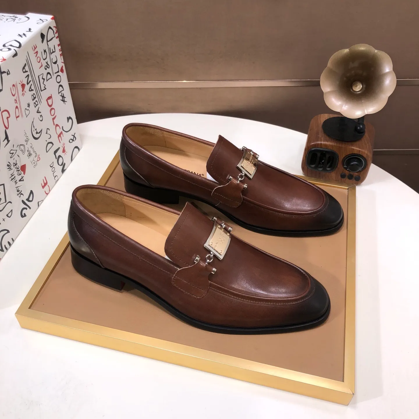 Ex-factory price 500💰DG top quality🔍🔍men's new leather shoes🚹Sold simultaneously at counters⚠Shoe uppers are imported cowhide from Italy, fully imported cowhide lining, imported accessories💪💪, completely 1⃣️ to 1⃣️replica🇮🇹 💪💪, ⚠Sole: The original sole is specially provided by the original factory, the exclusive movable molded sole is super comfortable, ⚠The original factory follows the order, 🔍🔍high quality, you can enter and exit the counter at will, welcome to compare ⚠Number of sizes: 38-44 (45 customized)